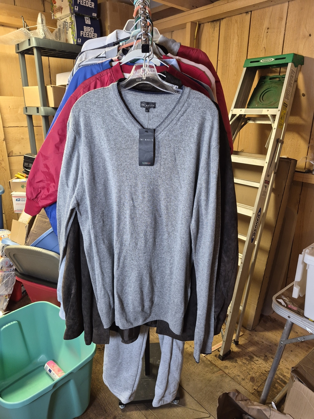Men’s V-Neck Sweater in Heather Gray Bin 62